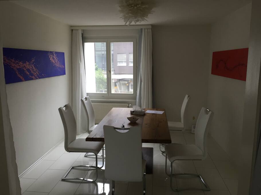 Esszimmer direkt neben Schlafzimmer.