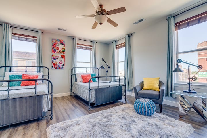 Dormitorio 2

 Baño completo con ducha, tocador grande, TV de alta definición de 50pulgadas, Firestick, Netflix
