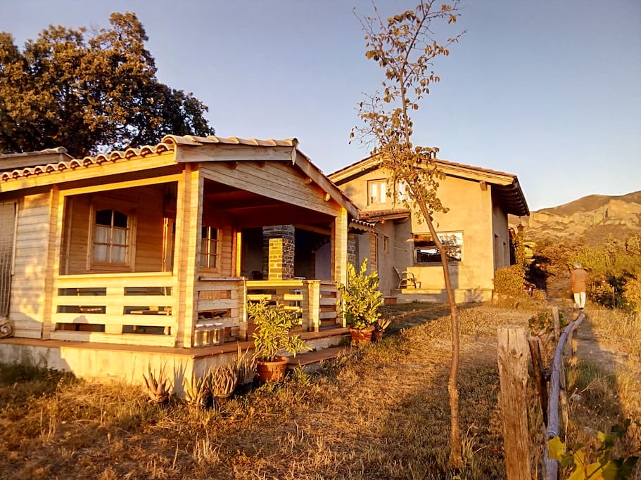 Guest cabine, kitchen, host house/
Cabaña de huespedes, cocina, casa de anfitriones.