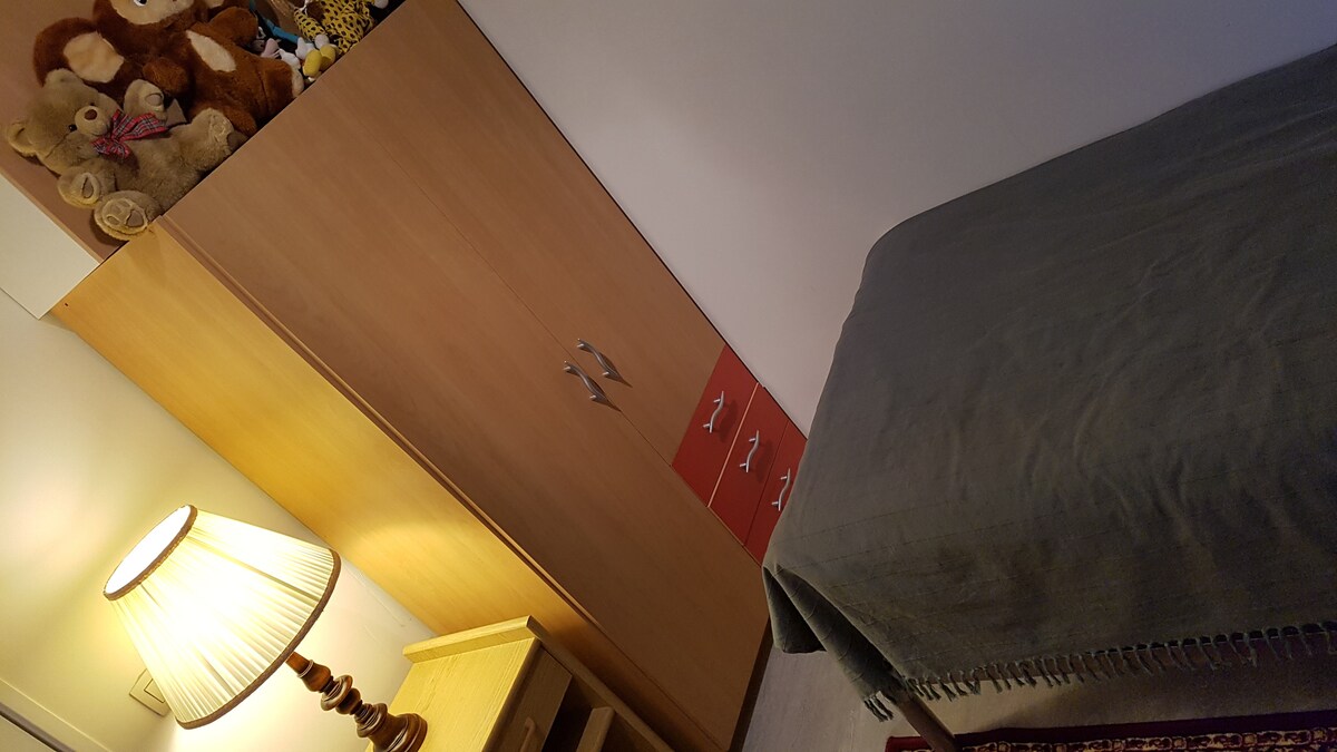 De kleine slaapkamer nummer 2 van de 2 met uitzicht op de kerktoren in het centrum, zie andere foto's.