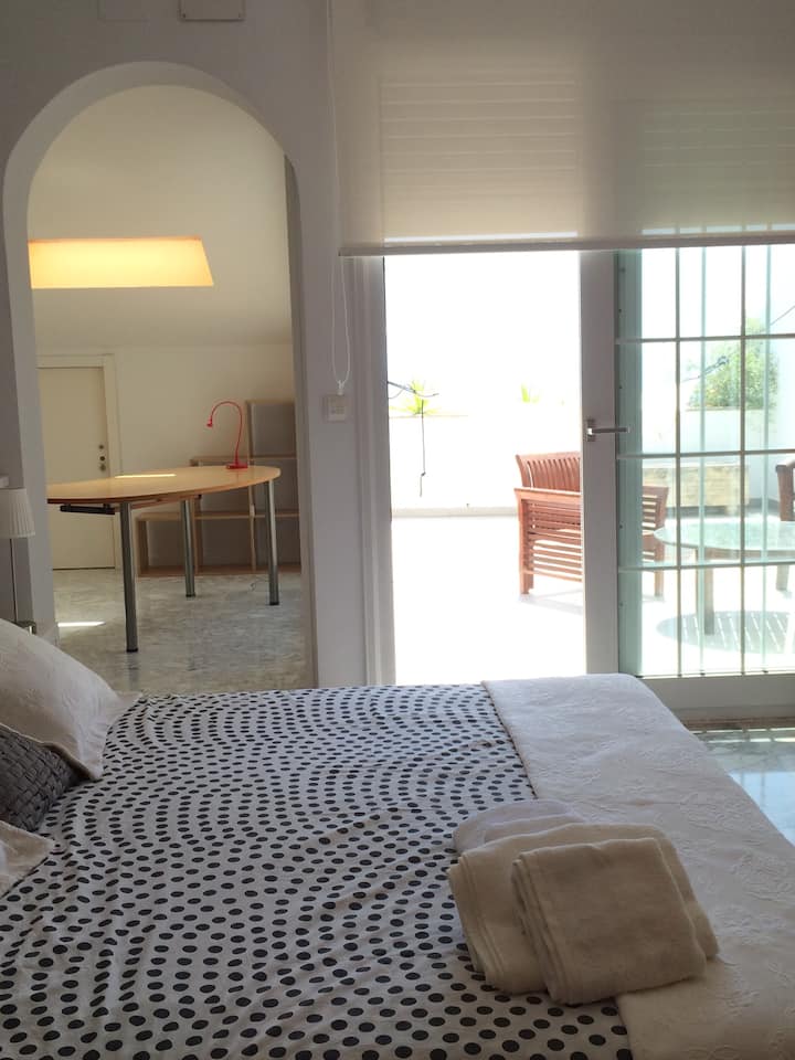 Апартман со пристап до тераса и простор на биро. Многу светол.