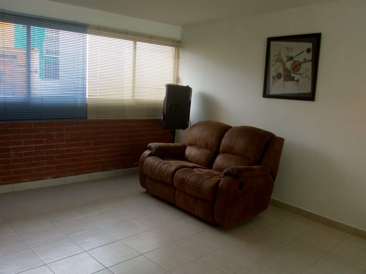 ห้องพักที่สะดวกสบายมากมีแสงสว่างมากและทีวีจอแบน