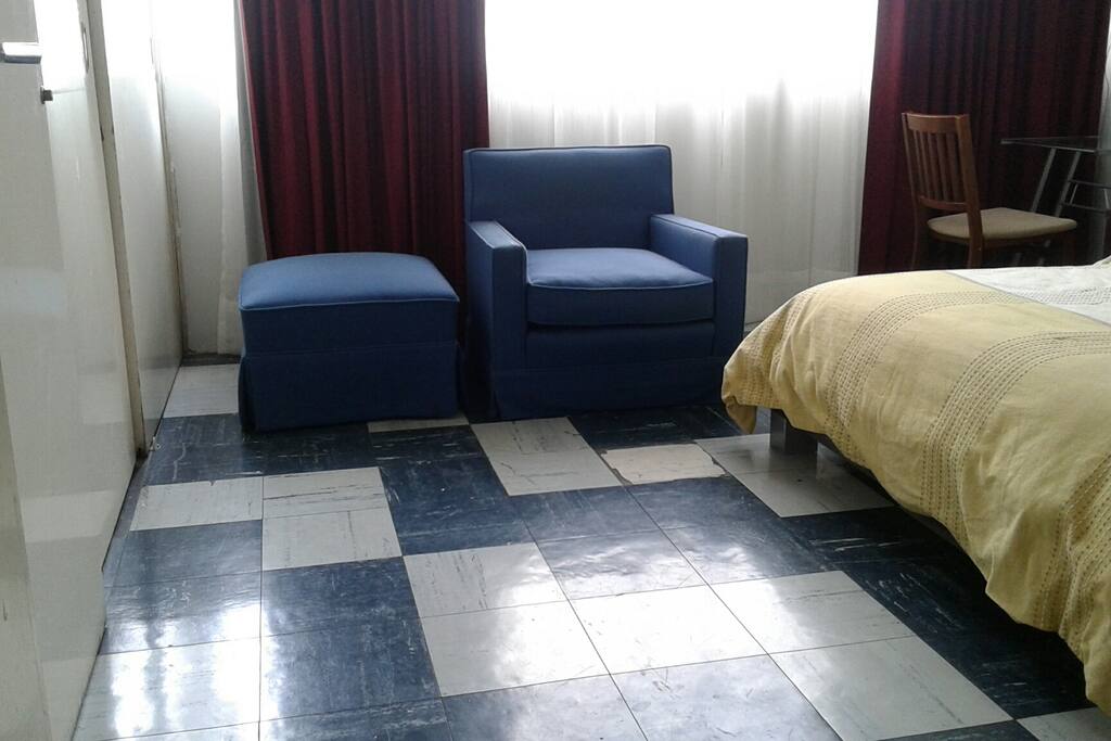 Sillón para descansar. Cortinas obscurecen. Vista al jardín.