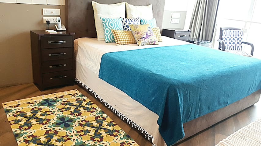 Spacious 5 Star room nr Airport & GrandHyatt Hotel