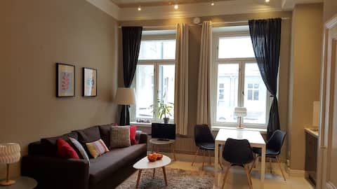 Downtown, a stylish studio, great for shop & dine!