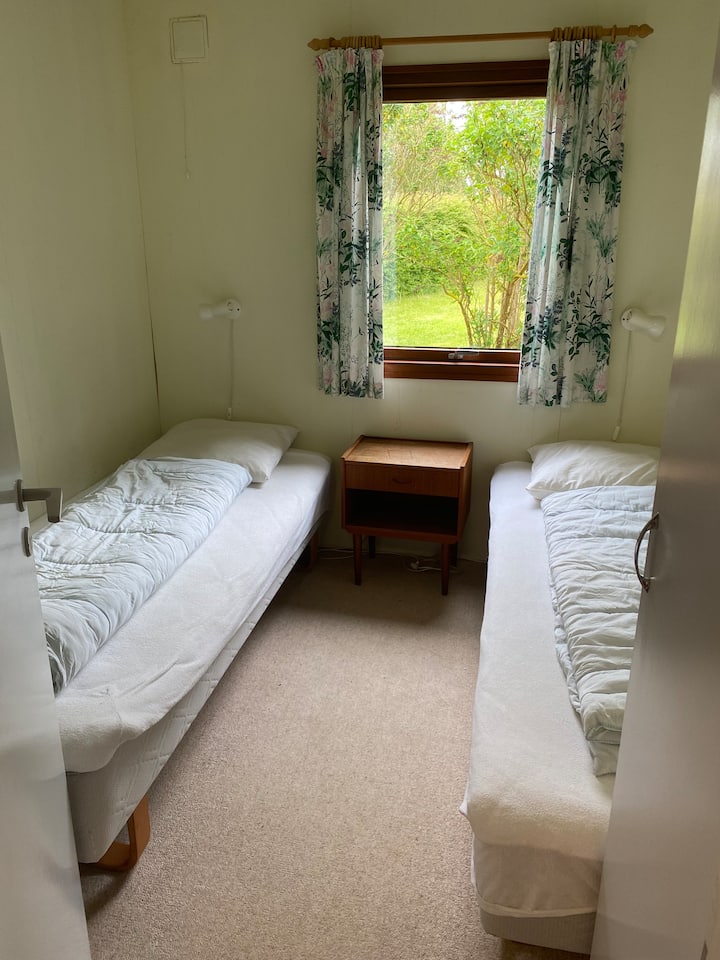 两间小房，每间有两张床