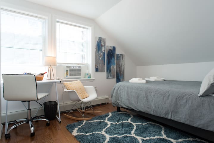 ★Clean | Cozy Bedroom - Close to Subway & Airport★