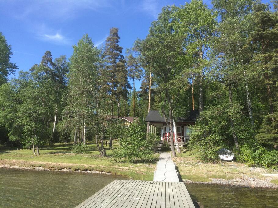 Näkymä laiturilta saunalle ja mökille