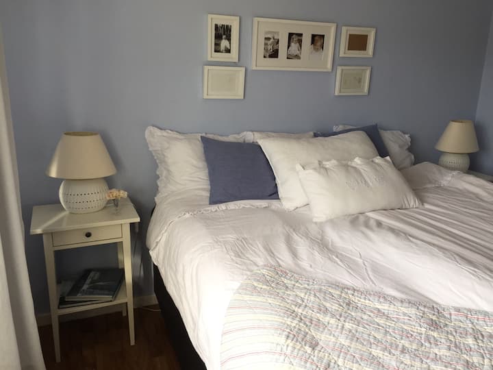 Chumba cha kulala chenye kitanda 1.80. 