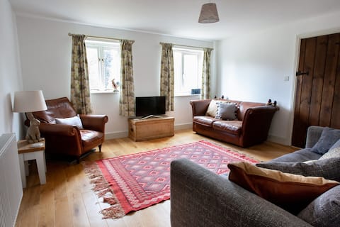 Idyllic quaint rural retreat close to Stonehenge
