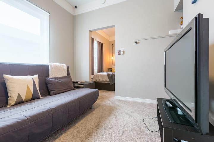 带日式床垫的游戏室，附在山间房间 