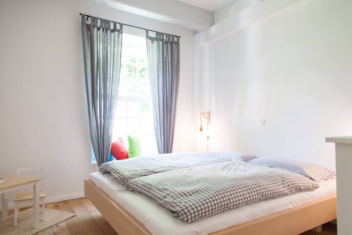 Detská izba (teraz s dvoma samostatnými lôžkami). Zahrajte sa s detským stolom a stoličkami, knihami a hračkami.