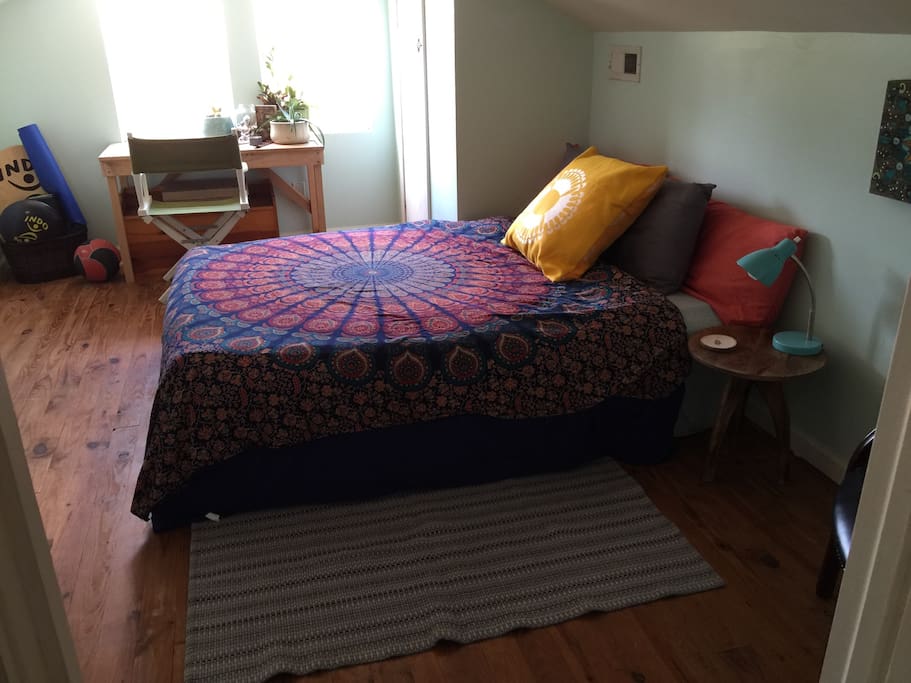 Quiet, comfortable, private attic room in 1950's Cape Cod style home.