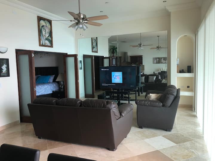 סלון עם טלוויזיה חכמה 65אינץ ', עם סאונד SORROUND ורמקול בלוטות '  