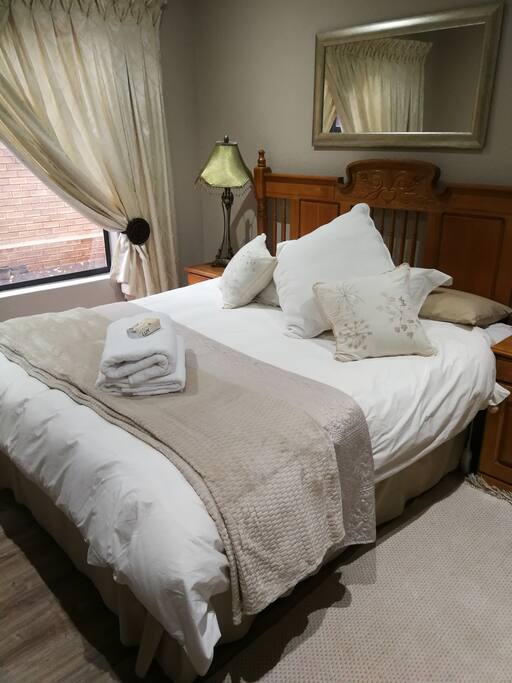 queen bed , fresh linen and towels
