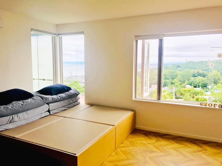 畳ベッドから朝日が眺められます。