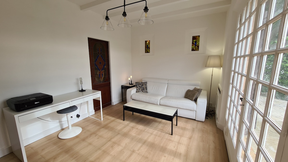 спална соба со 4 /кауч на спуштање и канцелариски простор