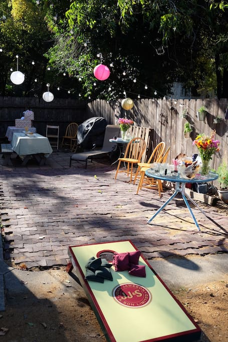 Great backyard for hosting gatherings! Gas BBQ, picnic table & other amenities available.
