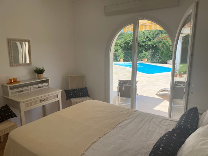 Dhomë gjumi me qasje në pishinë