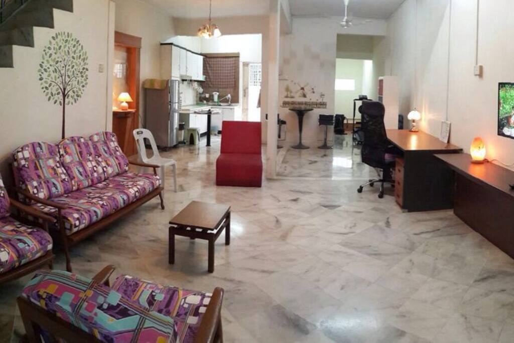 Big long hall, kitchen , toilet, extra bed & study reaadung desk ......