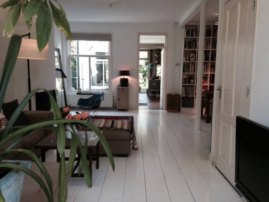 Woonkamer met open haard en piano