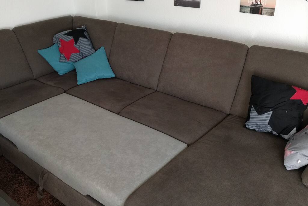Das Sofa als Schlafsofa ausgezogen. Eine Bettdecke und Kissen sind natürlich inklusive.
