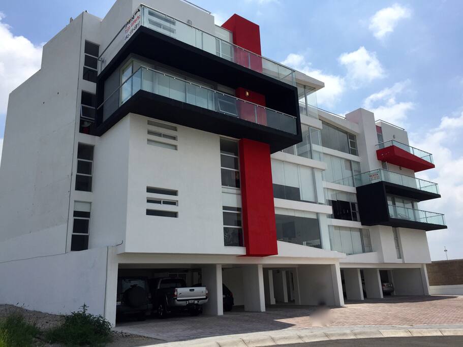 Vista de Edificio y Zona de Estacionamiento techado para dos vehículos