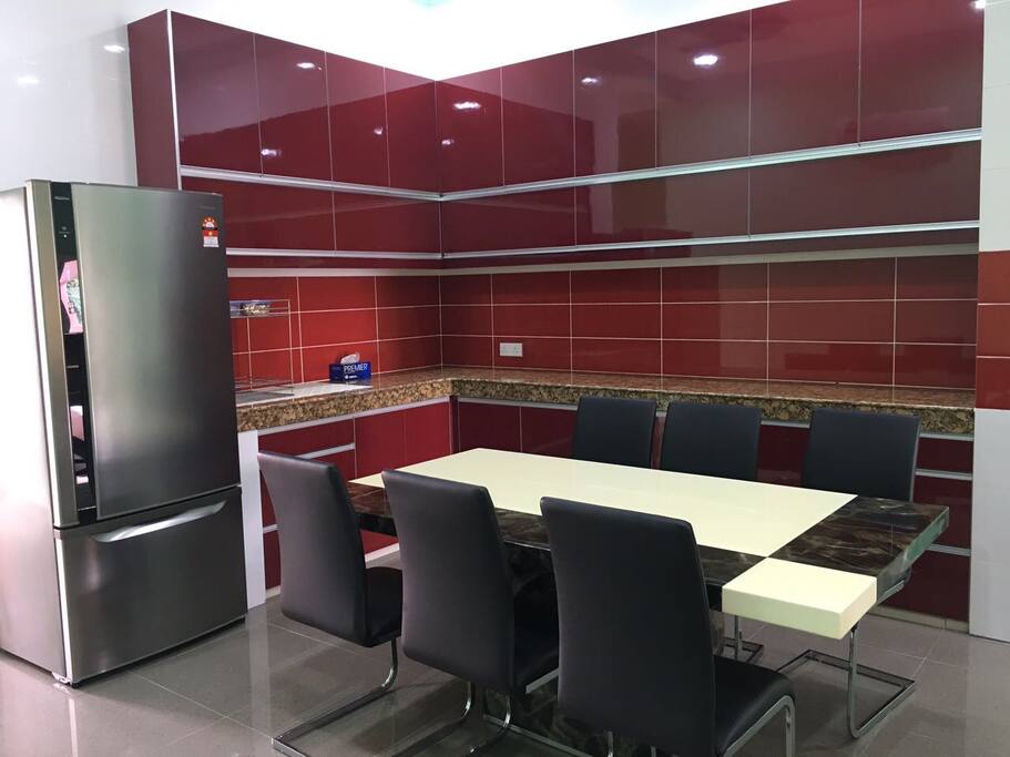 Newly Renovated Spacious and Modern Home with Brand New Appliances! 新装修马来风格房子宽敞干净舒适配套齐全!