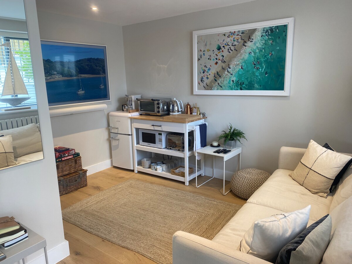 Top Airbnb: Estuary View Apartment with parking in Salcombe