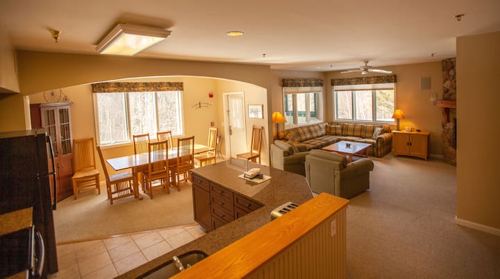 פינת אוכל/סלון (הפריסה/העיצוב עשויים להשתנות)