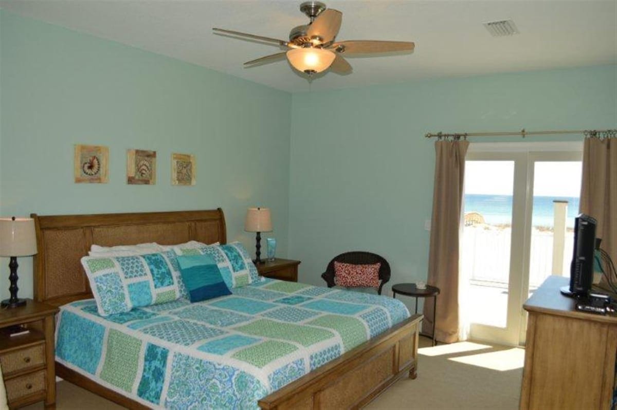 חדר שינה ראשי למעלה עם מרפסת ונוף פתוח לחוף