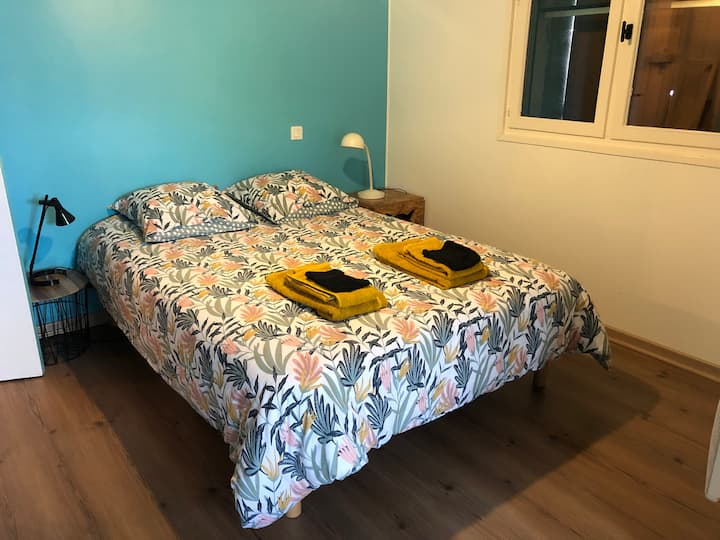 Cama doble de 140 de la gran habitación. 