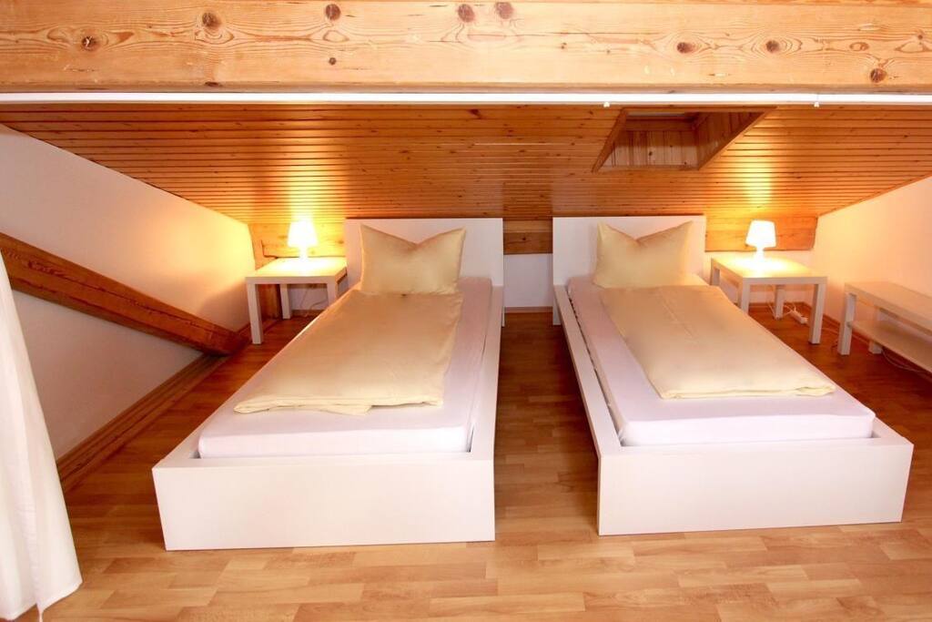 Zwei Einzelbetten im Wohnzimmer