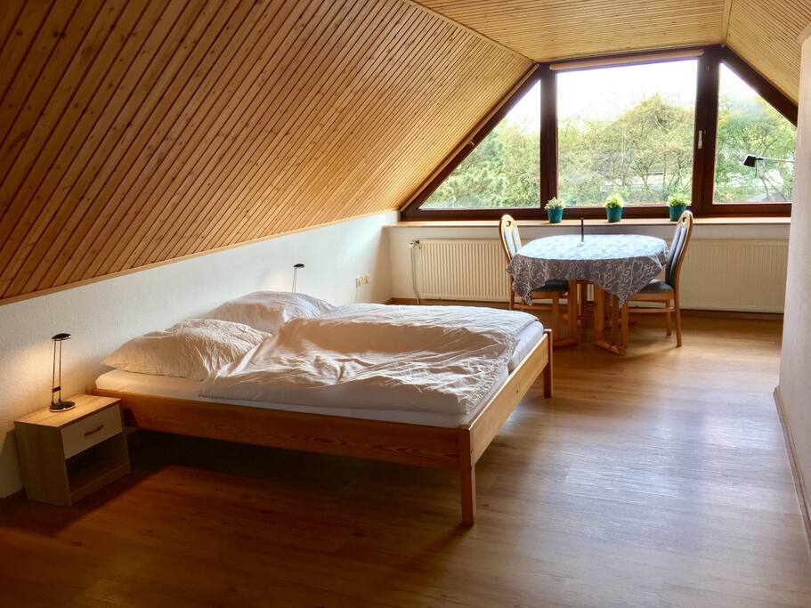 Zimmer Nr. 2 mit Blick in den Garten. Achtung: Ab 01.08.18 befindt sich das Einzelbett zusätzlich in diesem Raum!