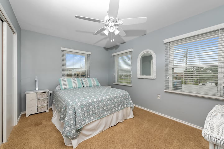 Kitanda cha malkia katika chumba cha pili cha kulala. Tena, taa nyingi na vipofu vya mbao vya 2" faux.