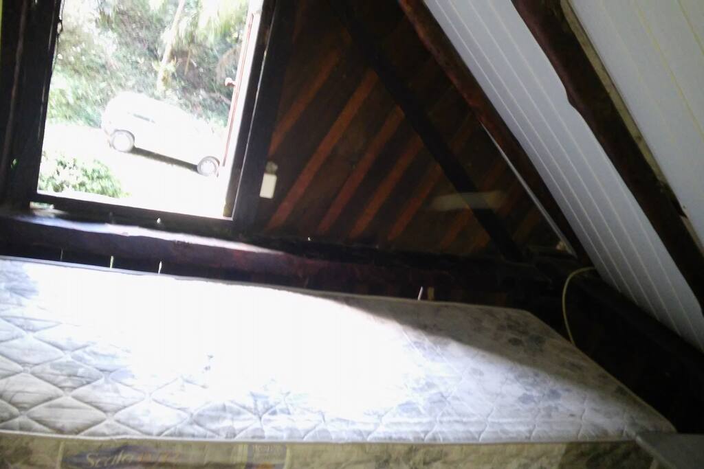 Possível adaptação, com vista pra garagem e jardim, sol do leste!