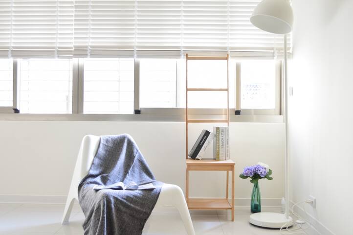 [大安區]超讚房東！日系無印風~東區地鐵3分鐘，忠孝SOGO，誠品，電梯，2套衛浴、嬰兒床、遊戲區。 gallery image 4