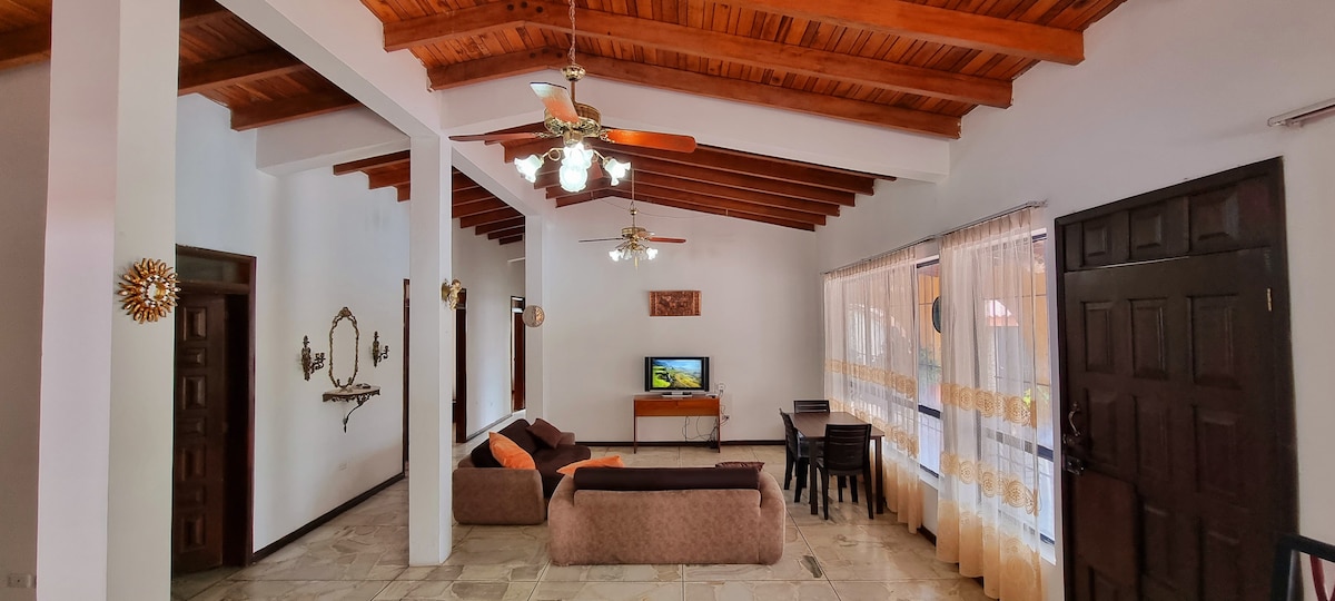 Amplia sala y comedor con 2 sofá camas funcionales 