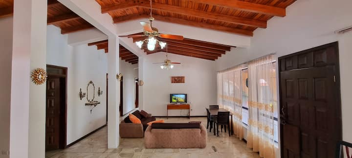 Amplia sala y comedor con 2 sofá camas funcionales 