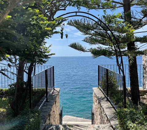 Villa El Dorado (direct access to beach)