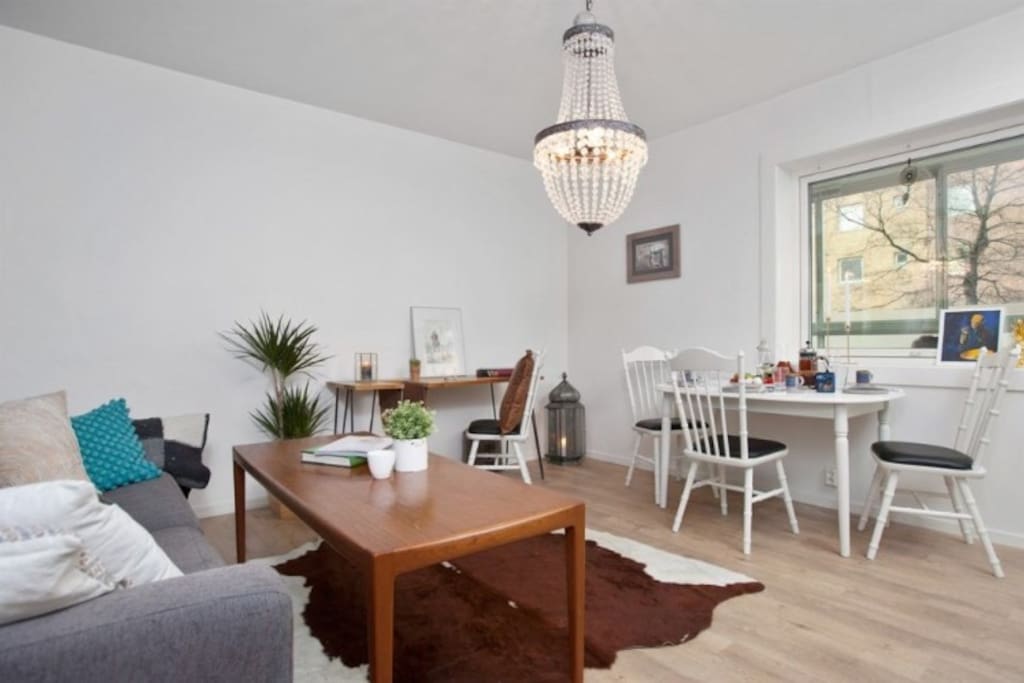 Stue. Stuen inneholder andre møbler per dags dato, som f.eks. dobbel sovesofa og TV. // Livingroom. Furnished differently today, with double sleeping-sofa and TV.