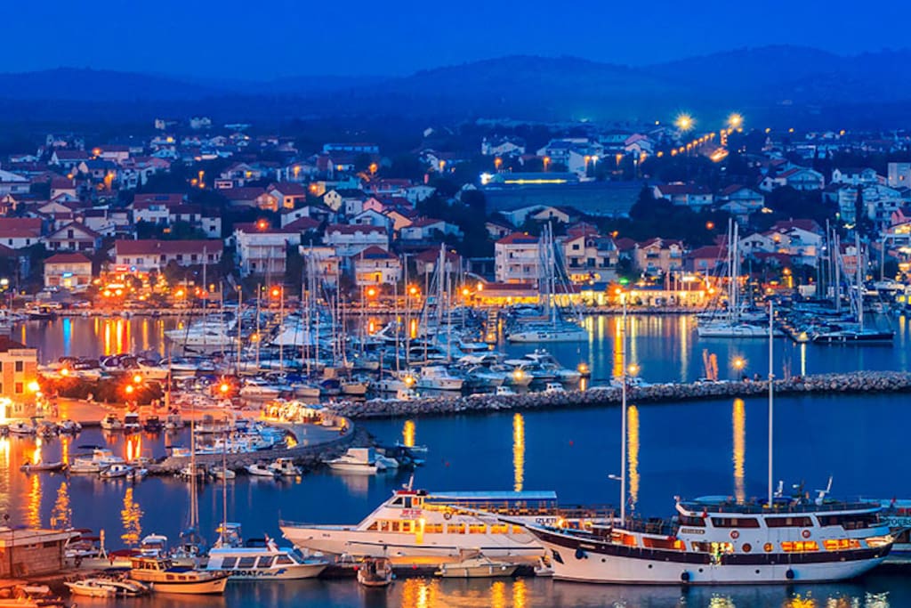 Vodice am Abend