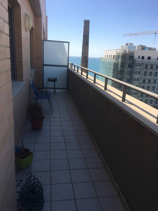 sea visible from a fairly spacious terrasse : yup you are on the last floor :-)