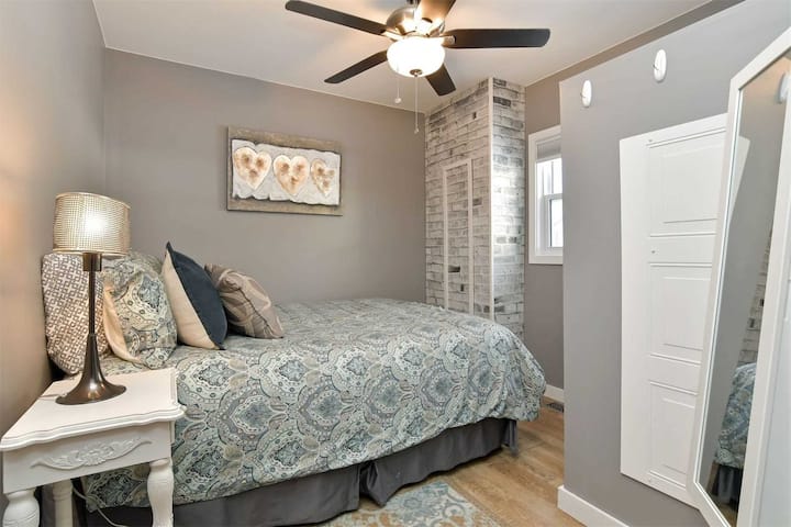 小屋里的第二间卧室。 