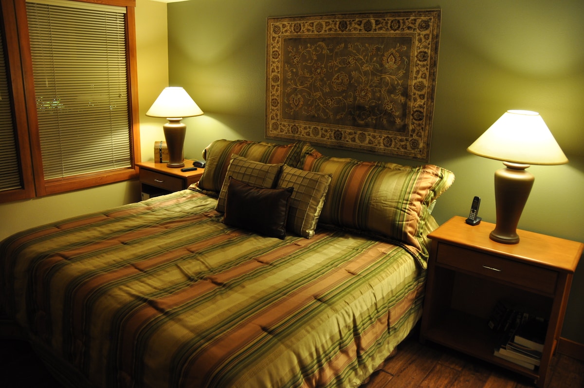 Dhomë gjumi e dytë me krevat dopio "king", HDTV, derë me çelës, dritare të jashtme dhe dollap të plotë
