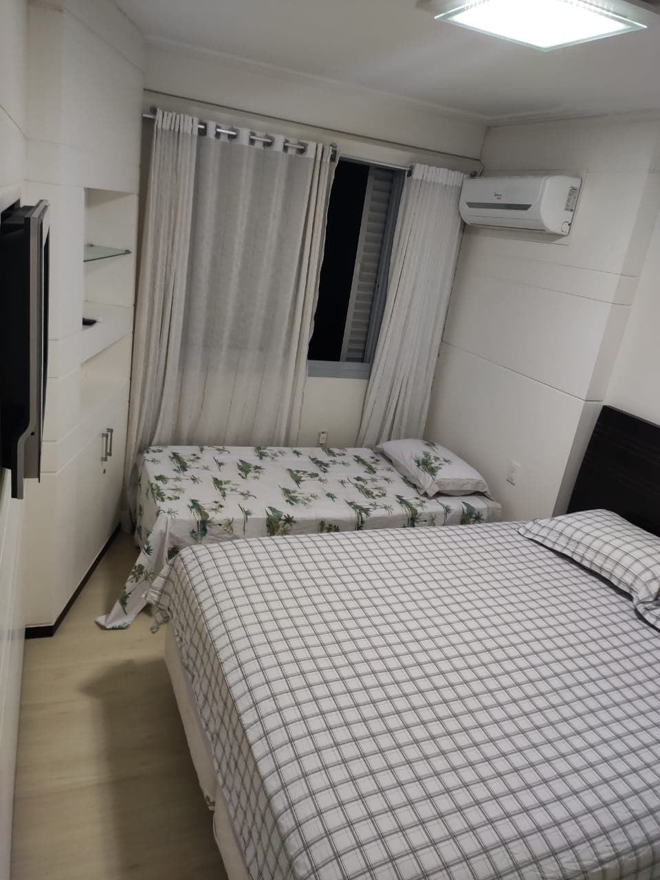 Suite 2. Tweepersoonsbed + eenpersoons boxspringbed + extra uitschuifbed eronder. Met tv en airconditioning. 