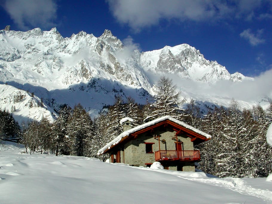 La baita d'inverno, in alto le Grand Jorasses e il Dente del Gigante