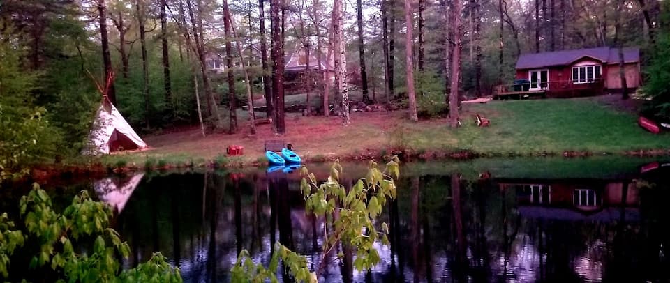A red cabin on Turtle Pond, North Stonington, Connecticut, United States, photo 5 of 10