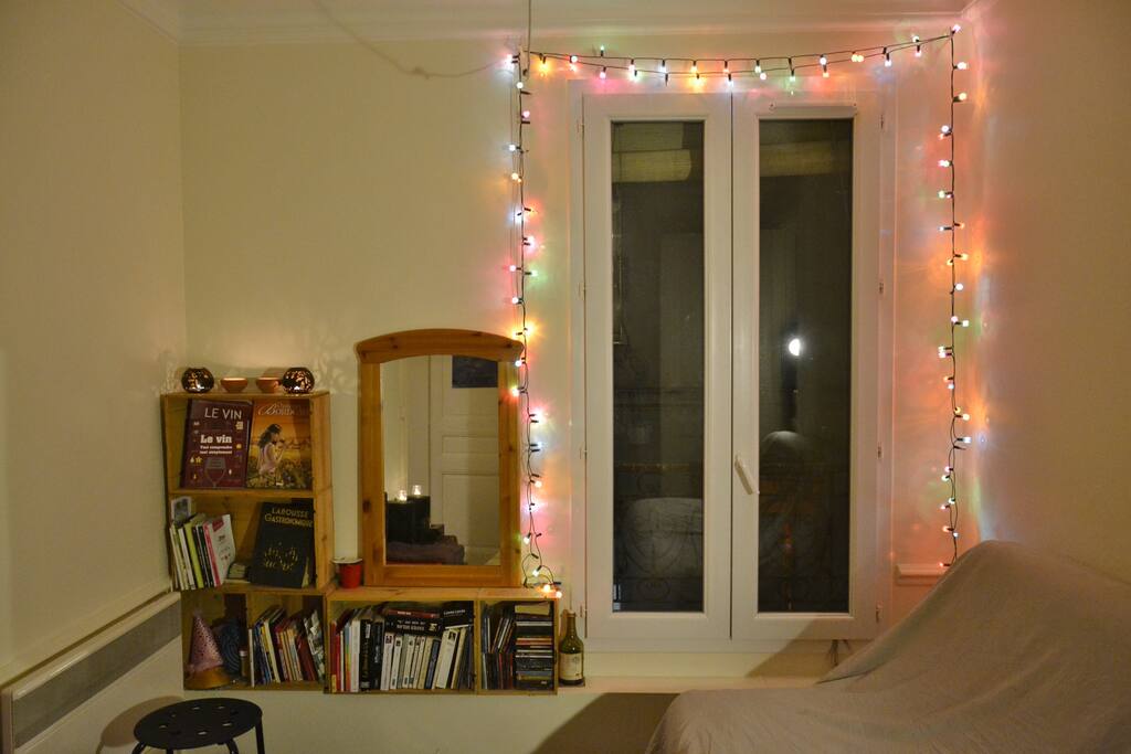 -canapé-lit 2 places
- bibliothèque
- CDs