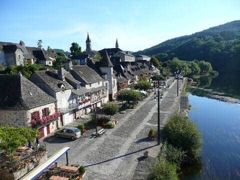 Cozy holiday home by the river Dordogne